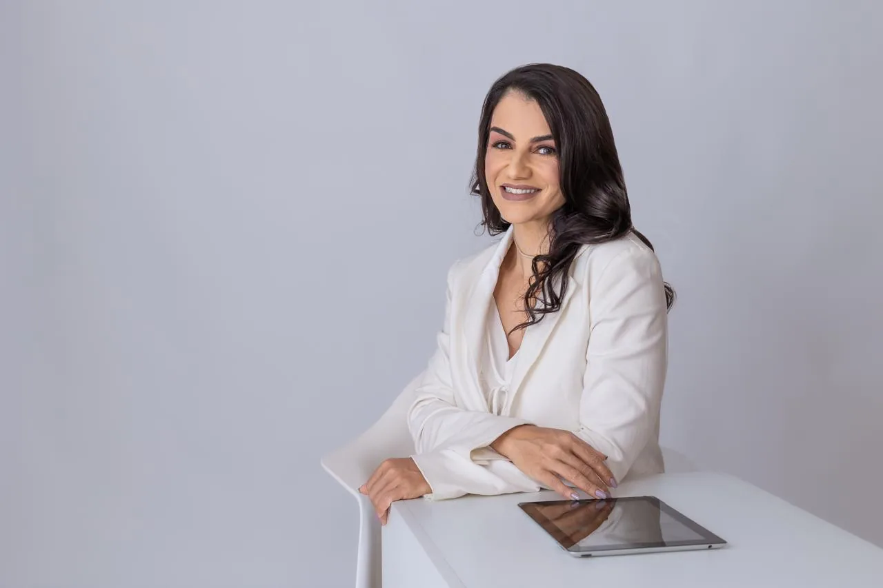 Psicóloga Fabricia Thomaz em ambiente profissional